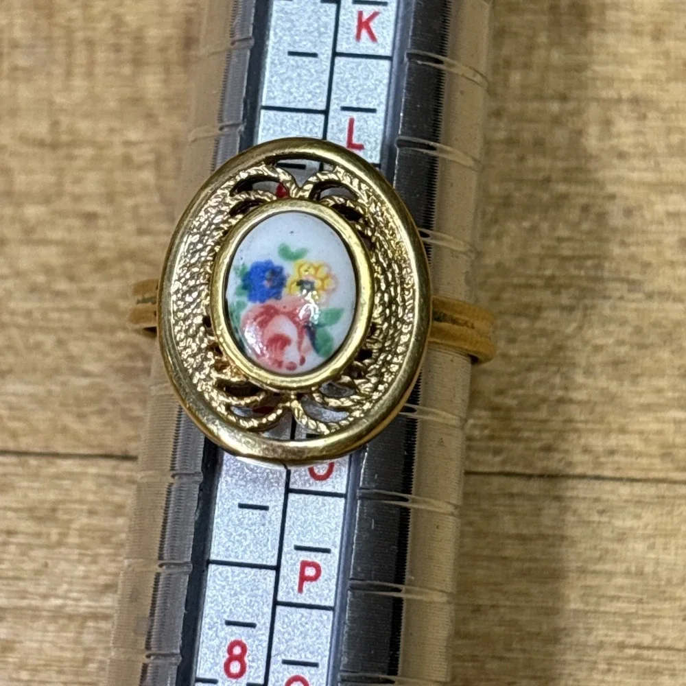 Vintage 1975 Sarah Coventry Victorian Bouquet Ring Floral Ceramic Size 6.75